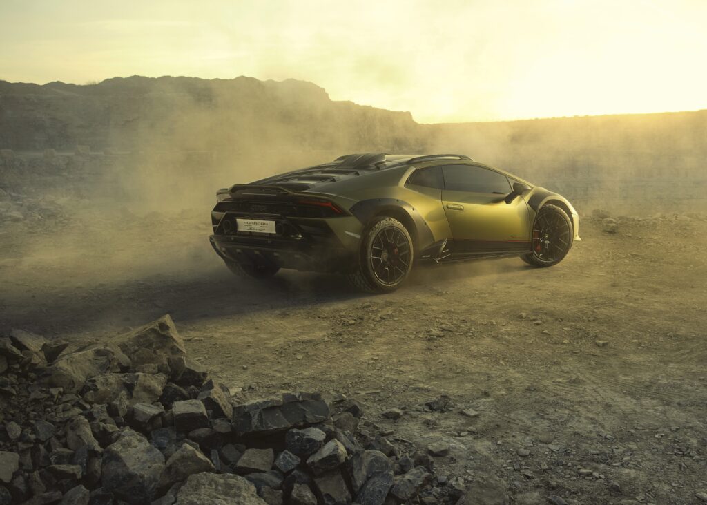 Lamborghini Huracán Sterrato v prachu cesty
